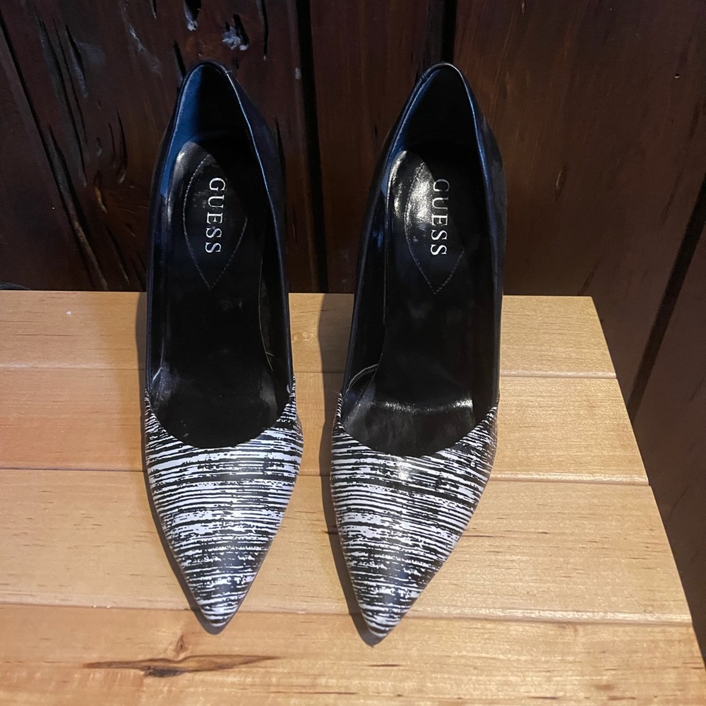 Classic black and white guess pumps